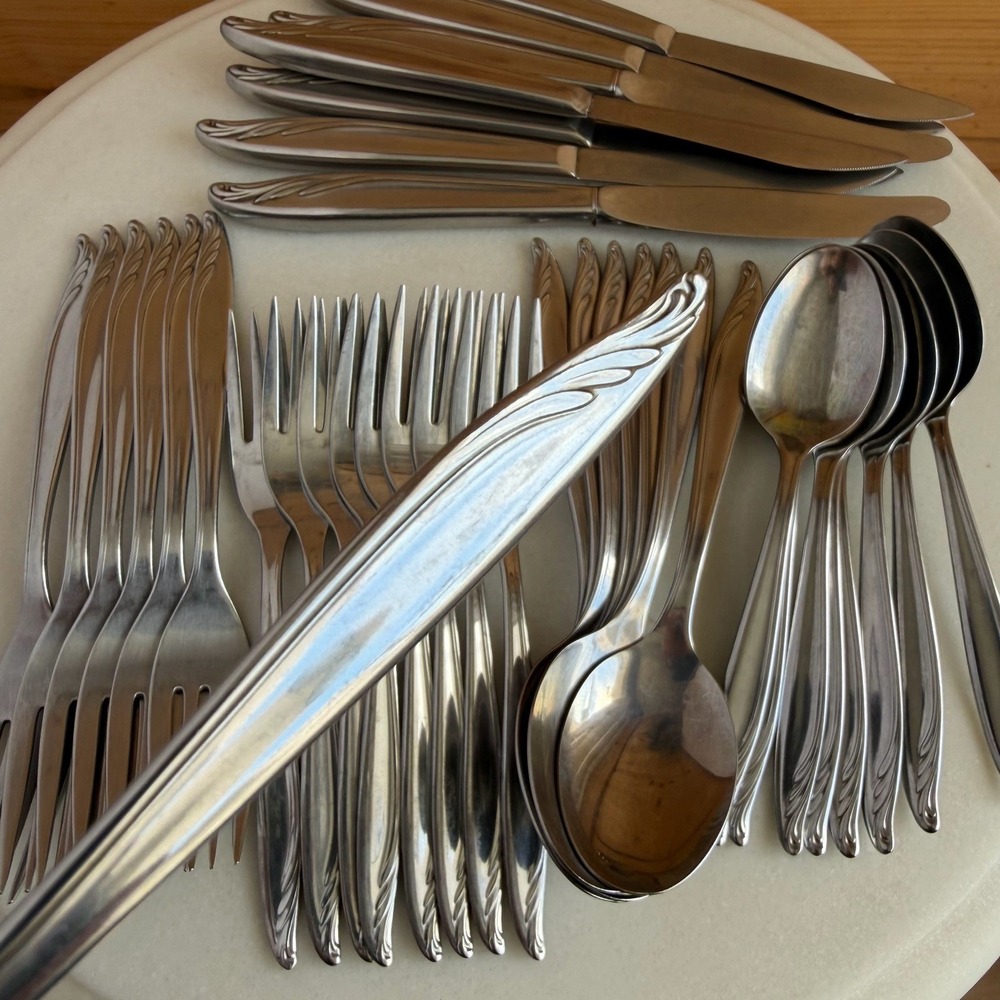 WM Rogers & Son Stainless Flatware Bermuda Vintage Swirl Set Of 37